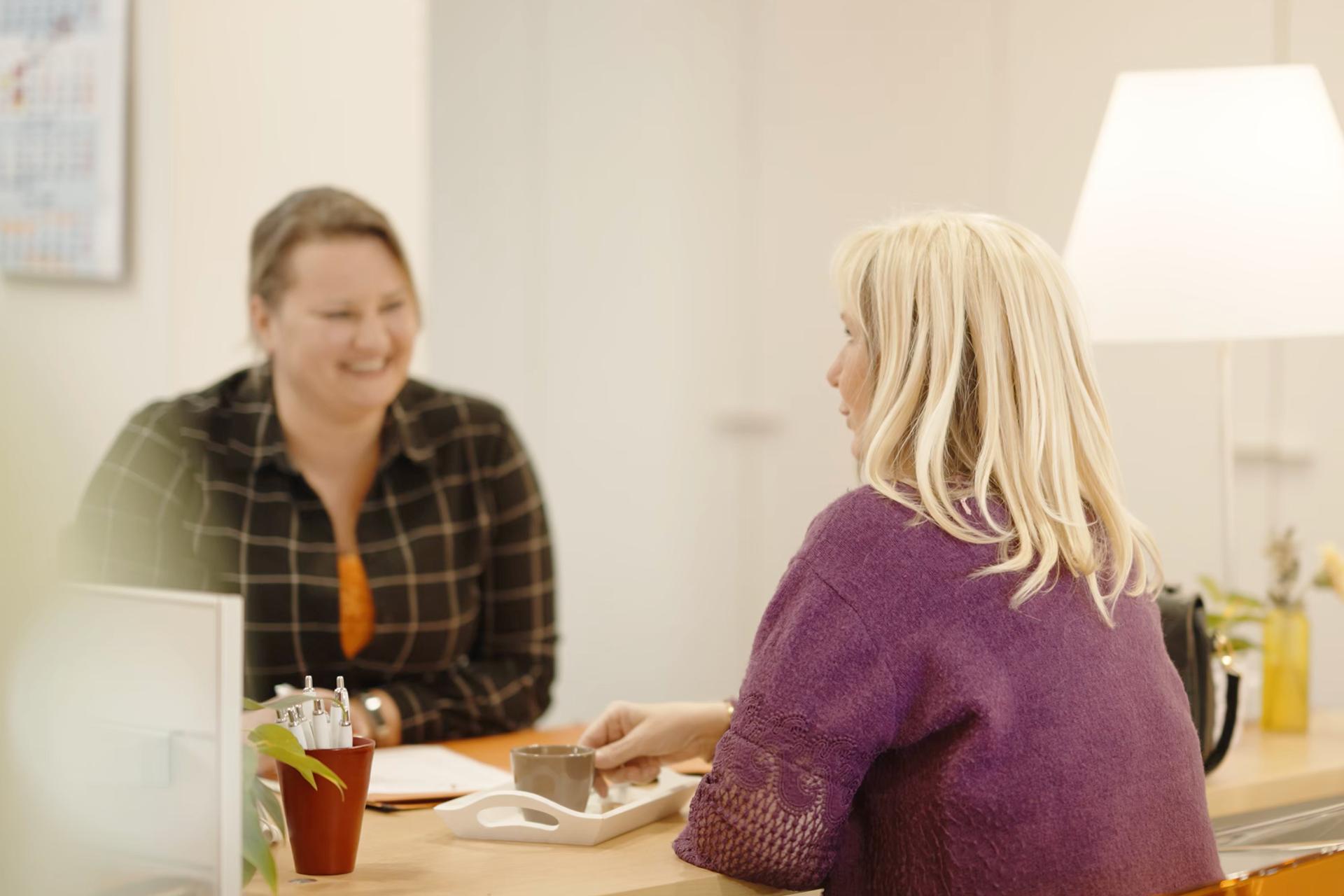 Werknemer spreekt met klant