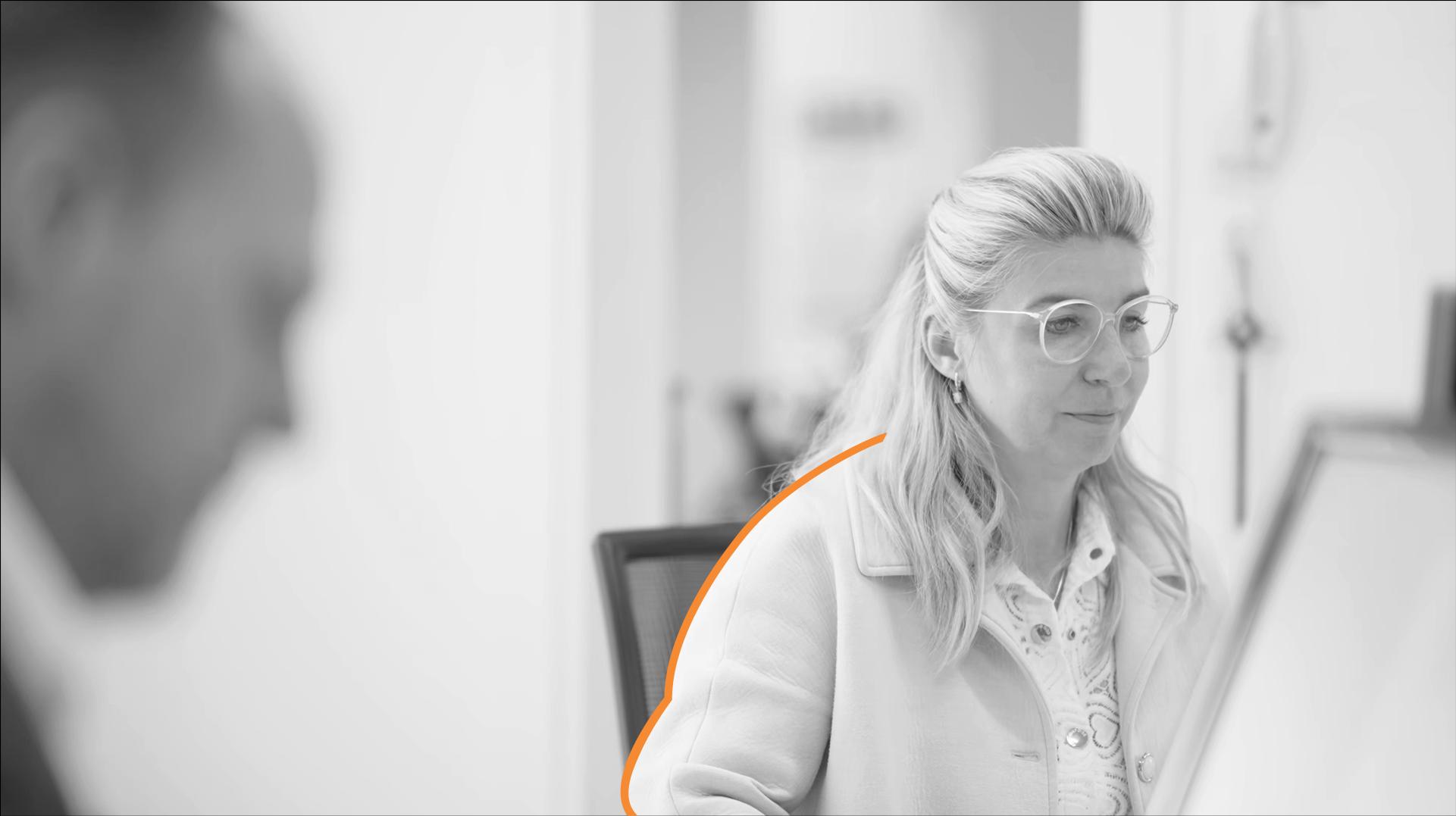 Werknemer zit aan bureau